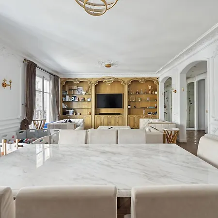 Appartement Avec Balcon, Proche Trocadero Parijs